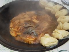 铁锅炖鱼贴饼子-木火柴大铁锅