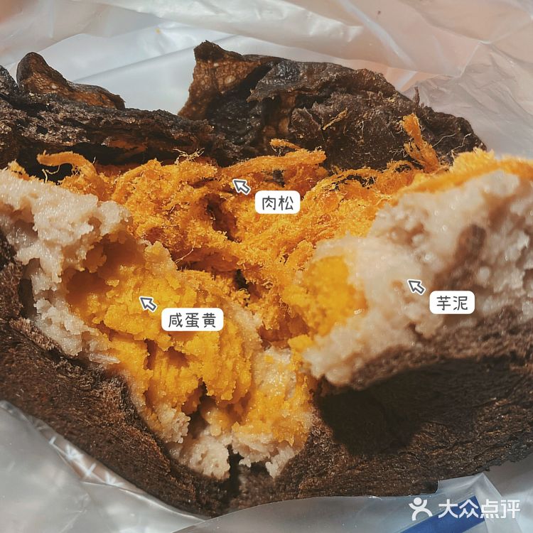 花臂小姐姐终于吃了奈雪的茶，面包和茶饮口味都喜欢❗️