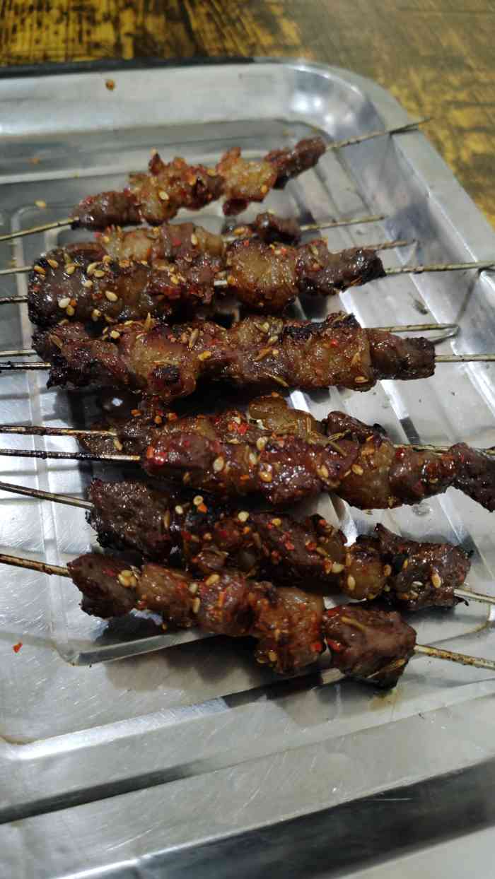 大尾巴羊肉串-"跟bf慕名而去,我们还算幸运,地方一下就.