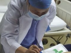 主管医生&nbsp;姚敏敏一丝不苟给术后病人换药。-中国人民解放军总医院第三医学中心