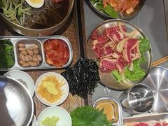 -围炉肉舍•炭烤活鳗•丹东海鲜烤肉(步行街店)