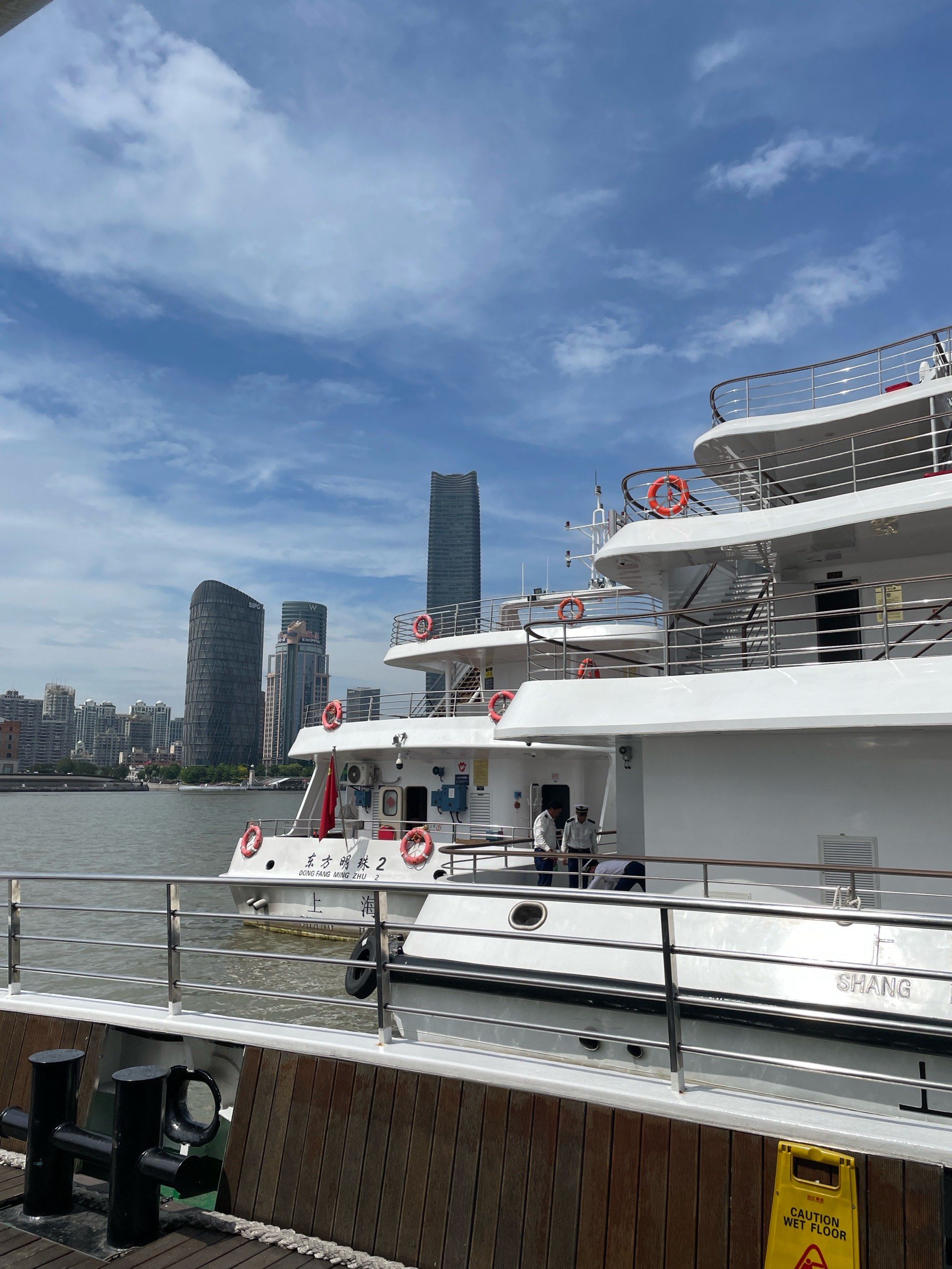 坐游艇看看黄浦江两岸吧