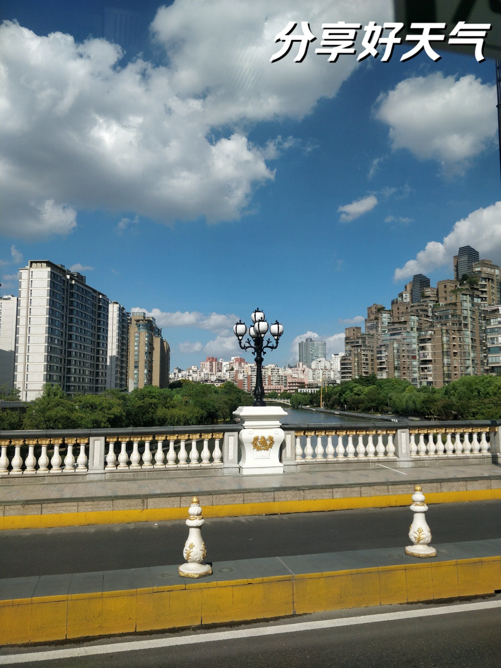 蓝天白云下的武宁路桥