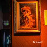 发现这家主打牛排西餐厅感觉不错，灯光微暗