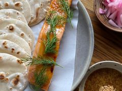 烟熏三文鱼配烤饺子皮和芥末籽酱-BOR Eatery(安福路店)