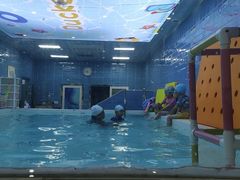-蓝鲸奇亲子游泳俱乐部