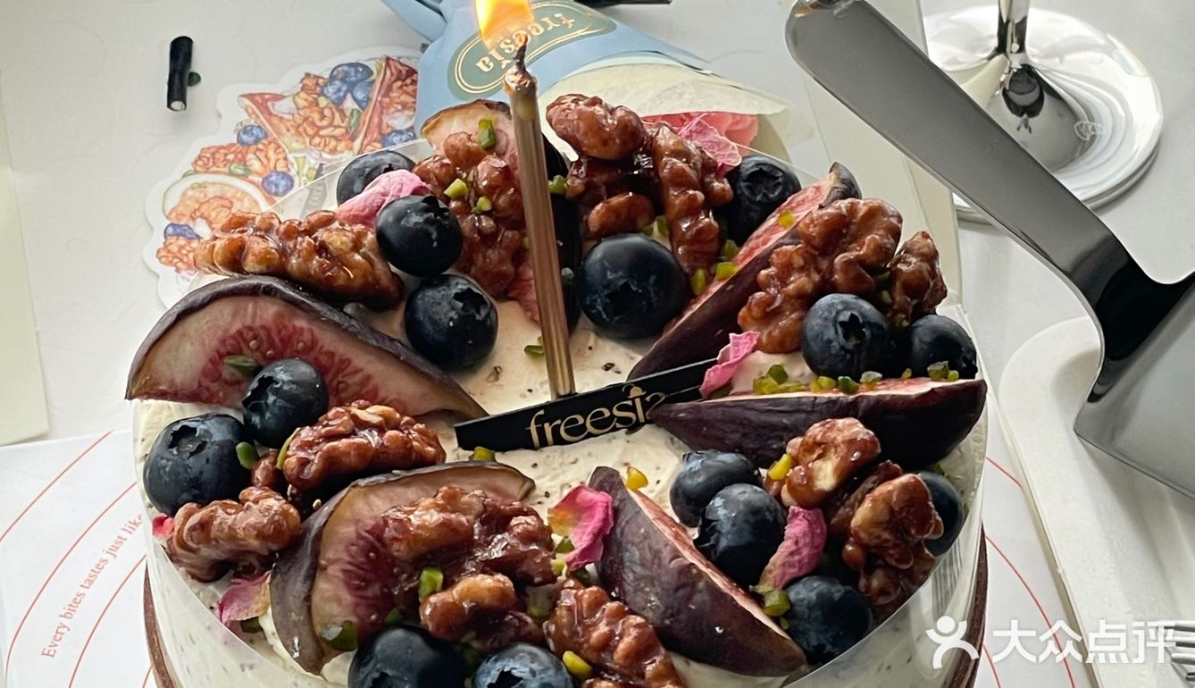 周末朋友来家里做客带的蛋糕🎂怎么会这么好吃