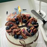 周末朋友来家里做客带的蛋糕🎂怎么会这么好吃