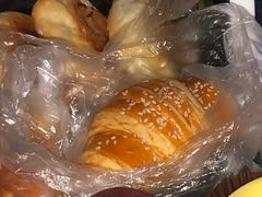 牛角肉松包-美嘉华面包西饼店(红胜坊店)