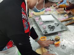 制作姜饼人-中粮丰通（北京)食品有限公司