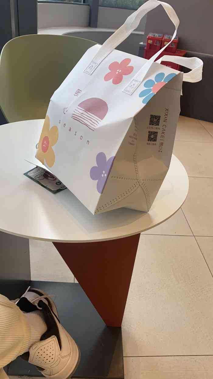 奈雪的茶(奥体龙湖店)-"先来表扬一下奈雪今年这个外卖包装袋,简直.