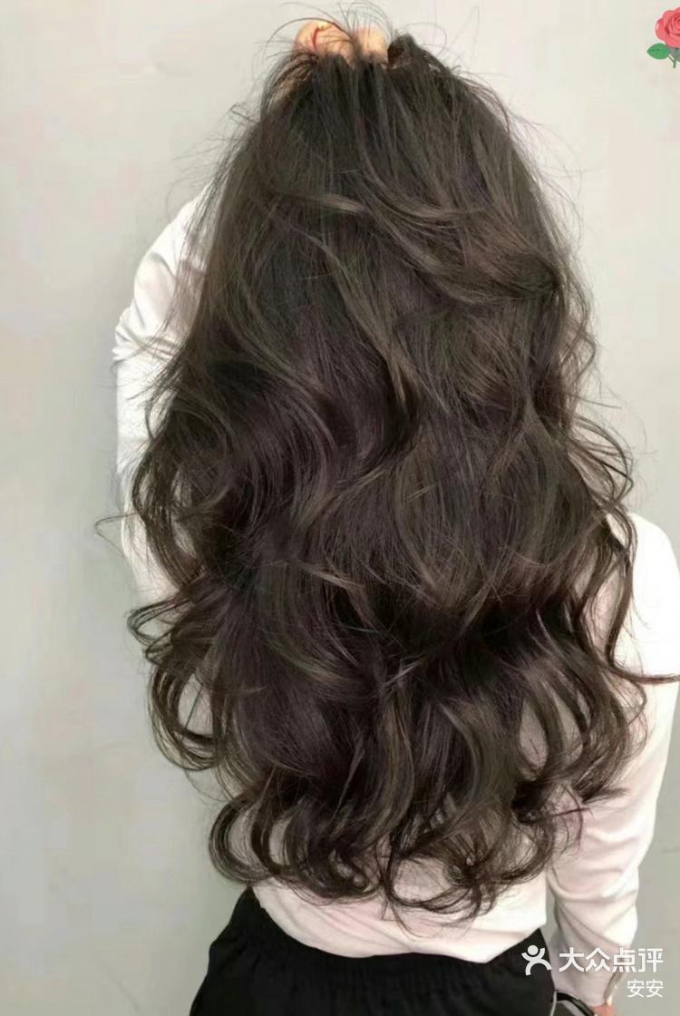 整个发型瞬间变得很有活力而目蓬松的头发修饰脸型显脸小发型特点