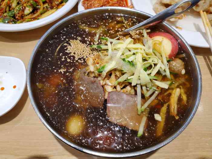 金达莱冷面(海兰路店)-"面是坨了的,价钱很贵.但牛板筋好吃!