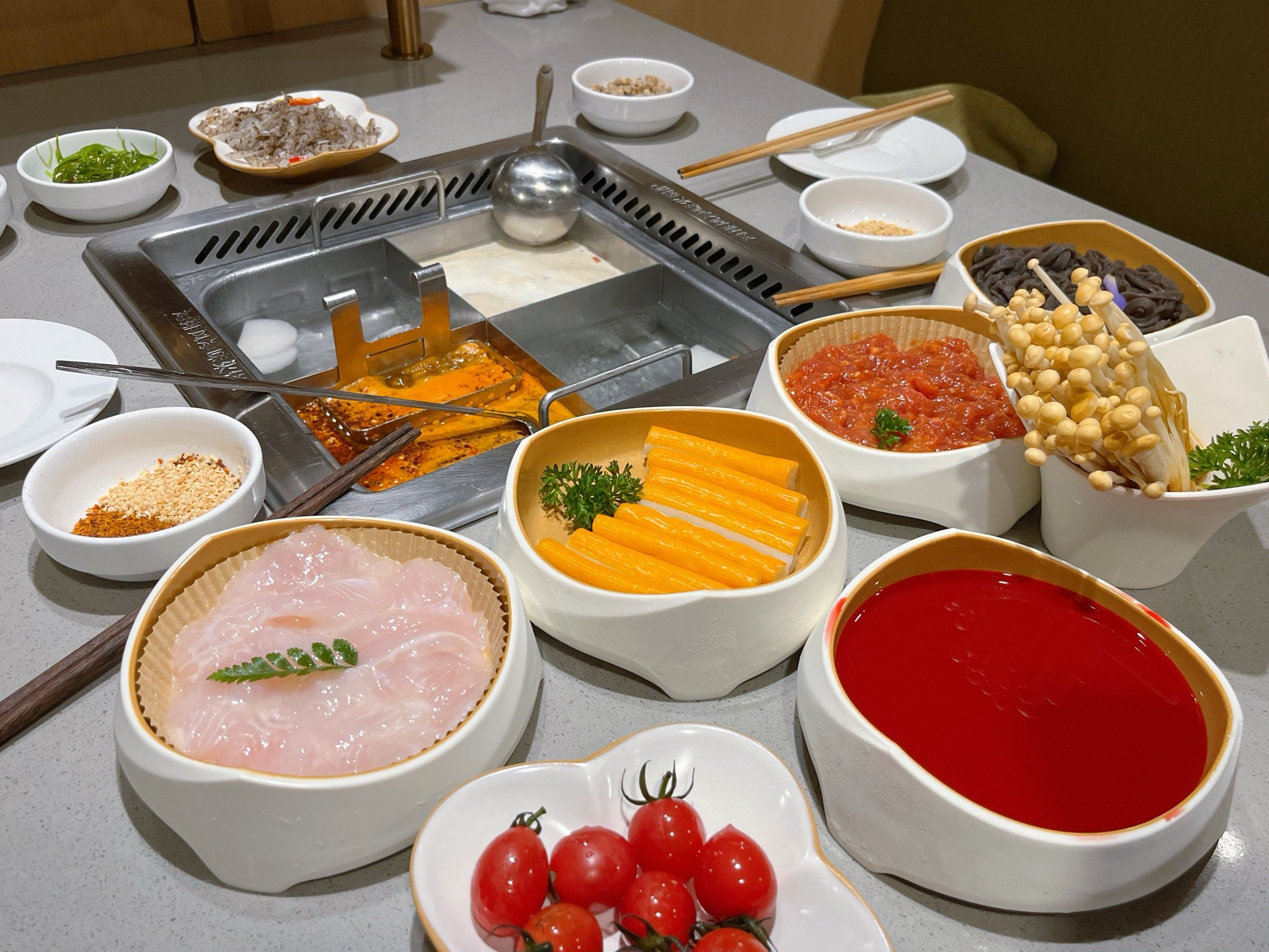 真开胃呀
海底捞的服务员帮我调了免费的麻辣锅底,
真的很入味也