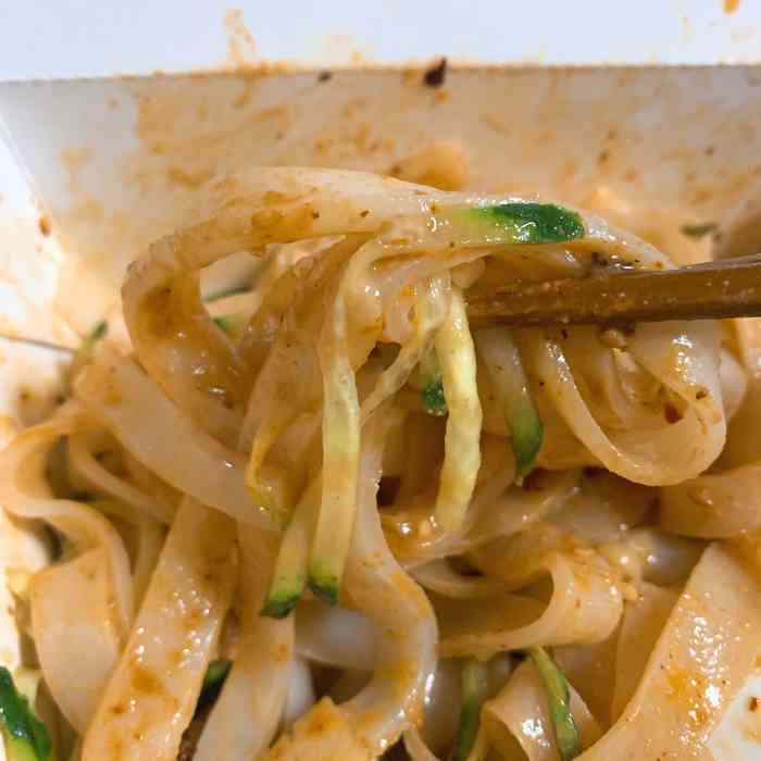 点了他们家的酸辣粉凉皮烤面筋烤冷面手抓饼鸭血粉丝汤我们也太能吃了