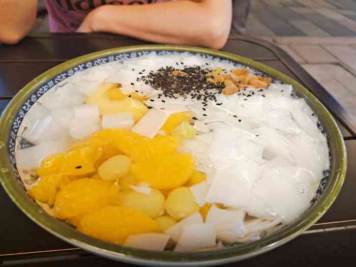 噔噔哆杏仁腐-"坐电梯一上来最外边的店硕大的广告牌所.