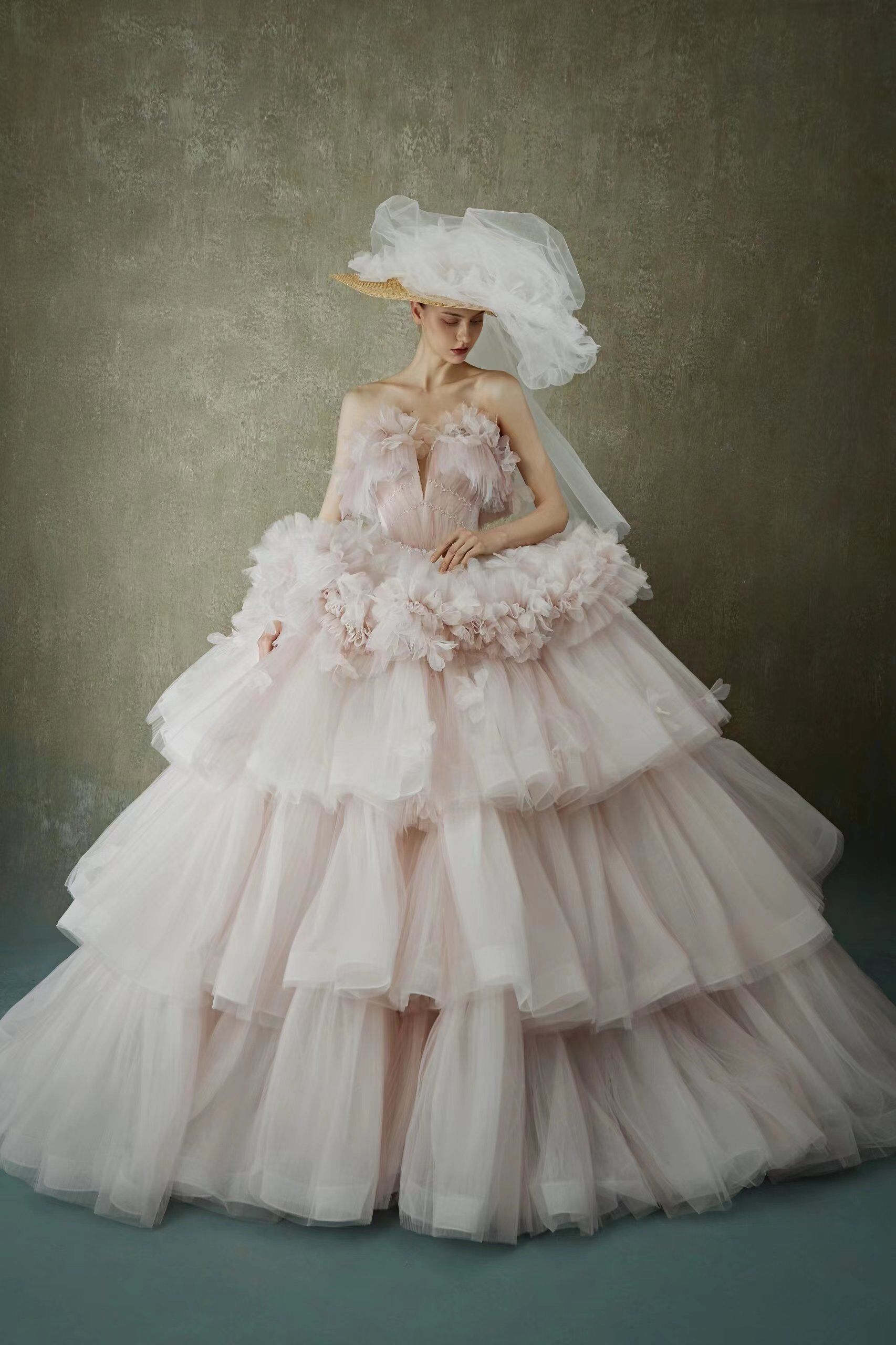 欧式复古风格的大蓬裙
◽出彩的中式提花和亮片
◽华丽与浪漫