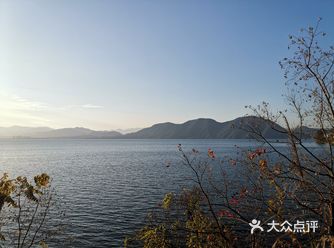 躲在连绵不绝的黄山山脉中间的太平湖，远离市区，景美