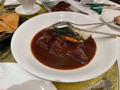 波特酒烩和牛脸颊肉配葱油饼-誉珑轩