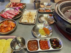 -围炉肉舍•炭烤活鳗•丹东海鲜烤肉(步行街店)