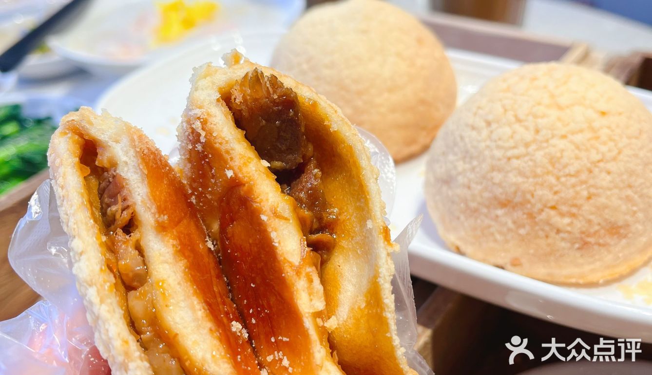 从价格到环境都十分接地气的点心餐厅。酥皮叉烧包