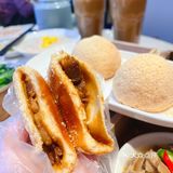从价格到环境都十分接地气的点心餐厅。酥皮叉烧包