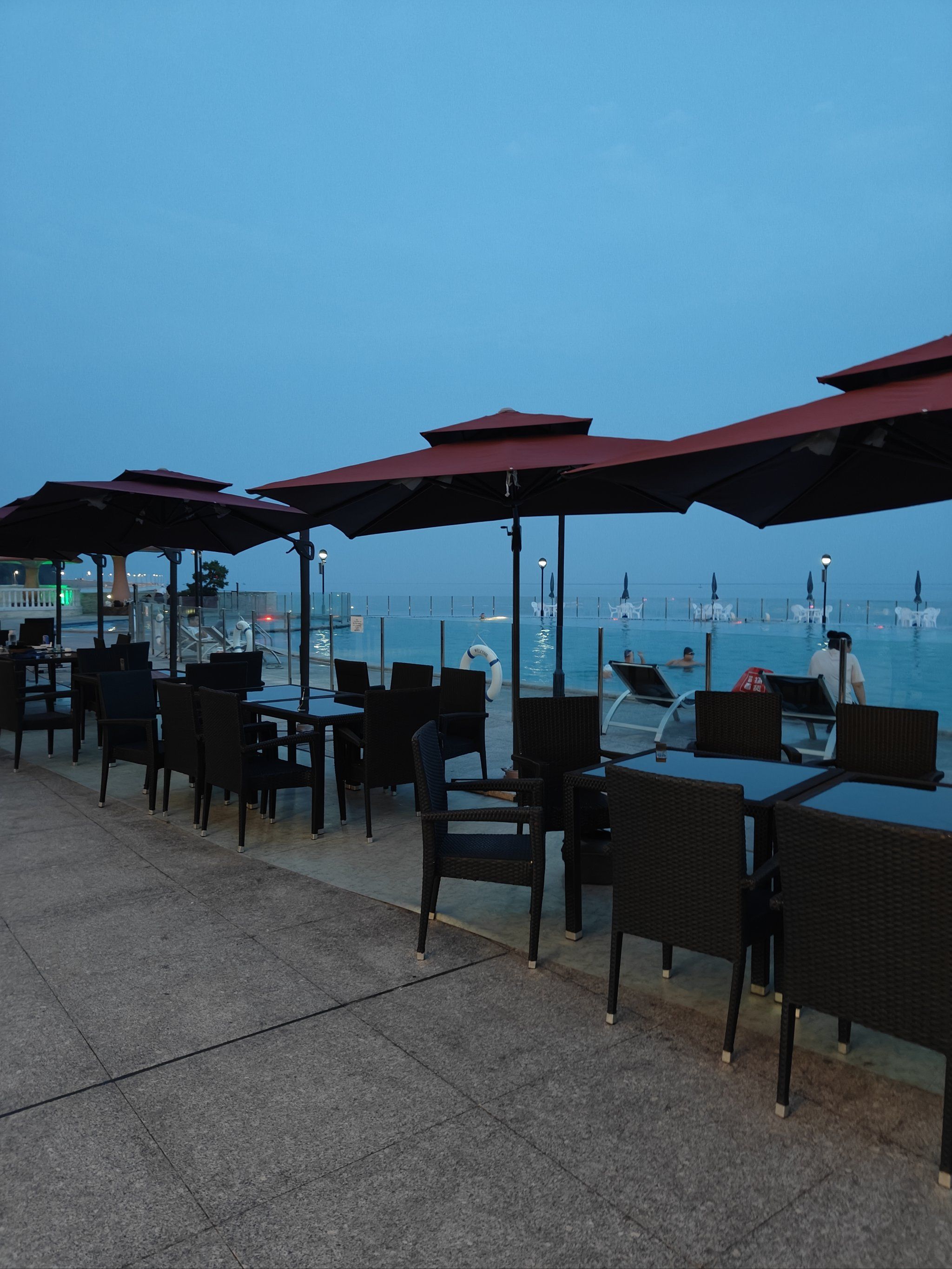 海边餐厅的风景侧影