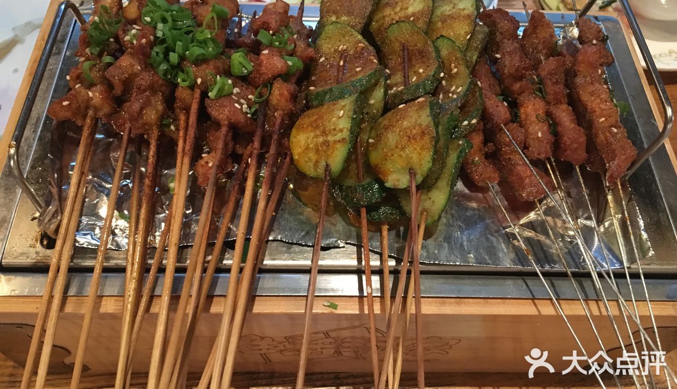 晚上和朋友一起聊聊天，听听歌，喝杯小酒