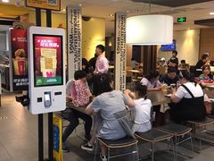 等位区-麦当劳(世界城广场店)