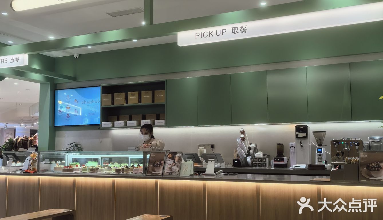 玻璃冷藏柜中的日式短蛋糕冷艳亮丽，蛋糕酸润甜腻黏软可口[馋]