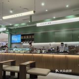 玻璃冷藏柜中的日式短蛋糕冷艳亮丽，蛋糕酸润甜腻黏软可口[馋]