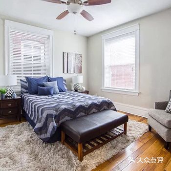 搭配绿植和柜子,自己平时可以坐在这里看看书