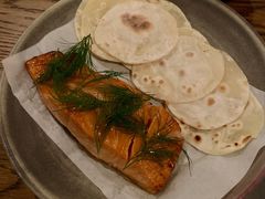 烟熏三文鱼配烤饺子皮和芥末籽酱-BOR Eatery(安福路店)