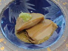 煮鲍鱼配紫苏鲍鱼肝酱-鮨冠OMAKASE食べ放题(北京首店)