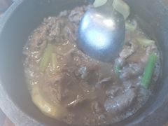 石锅胡椒浸鲜牛肉-五稻厨房粤西菜(新闻店)