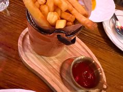 炸薯条配黑松露酱-1886德国汽车餐厅(外滩中央店)