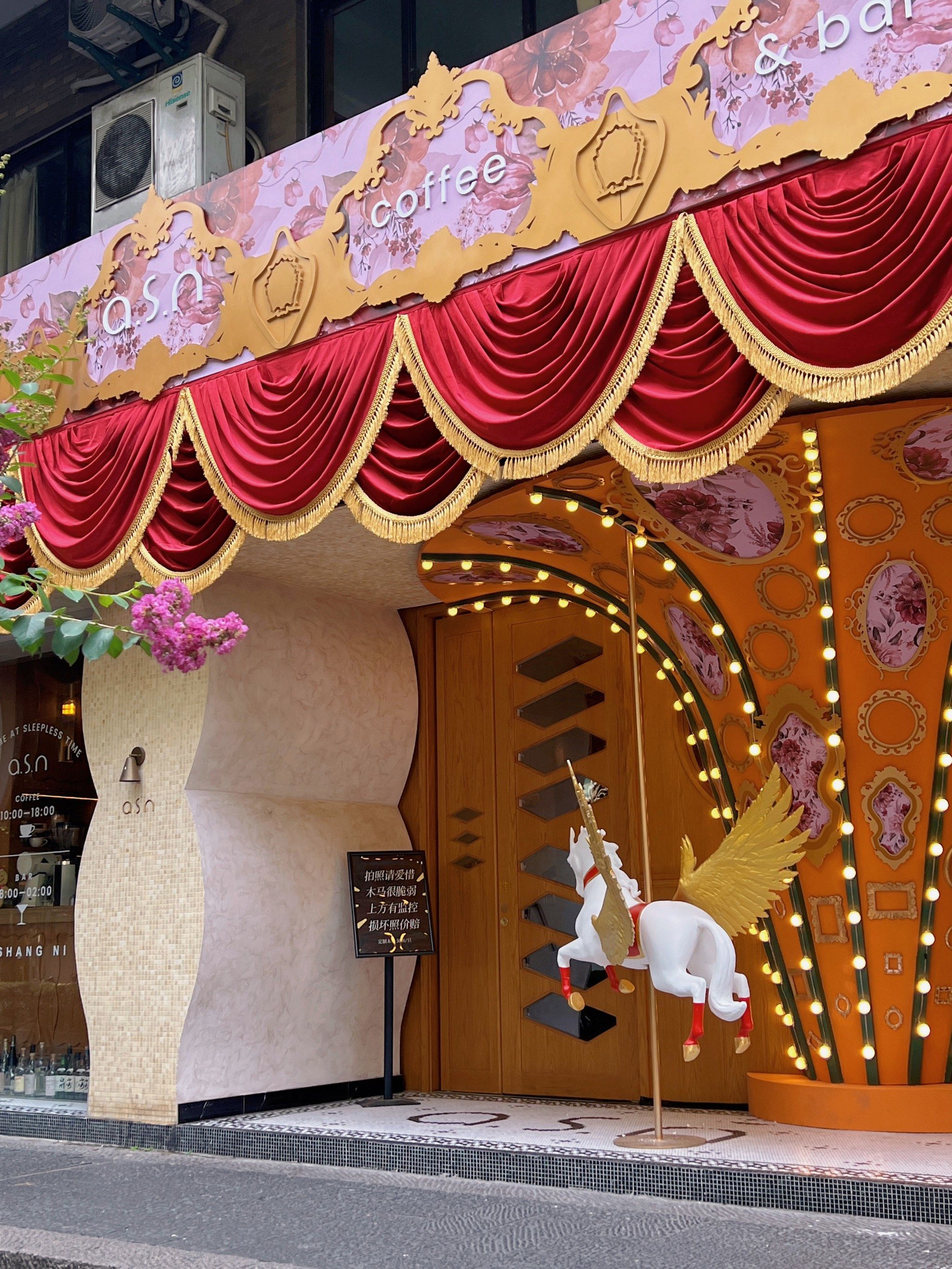 中山北路的这家复古咖啡店,真的长在我的审美上
门头设计好特别