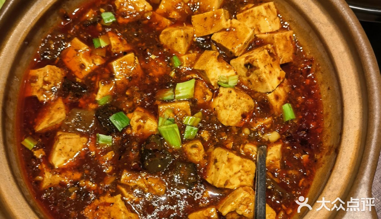 决定来青年餐厅了，定了两桌，服务人员的态度非常好