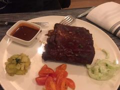 香烤猪肋排配温热小土豆及烧烤酱-WOLFGANG PUCK KITCHEN & BAR(迪士尼小镇店)