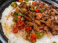 香辣牛肉煲仔饭（中份）-四季缤纷椰子鸡(雨花亭凯德广场店)