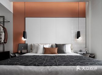 空间以简洁的黑白作为主色调，不同层次的灰色相互搭配