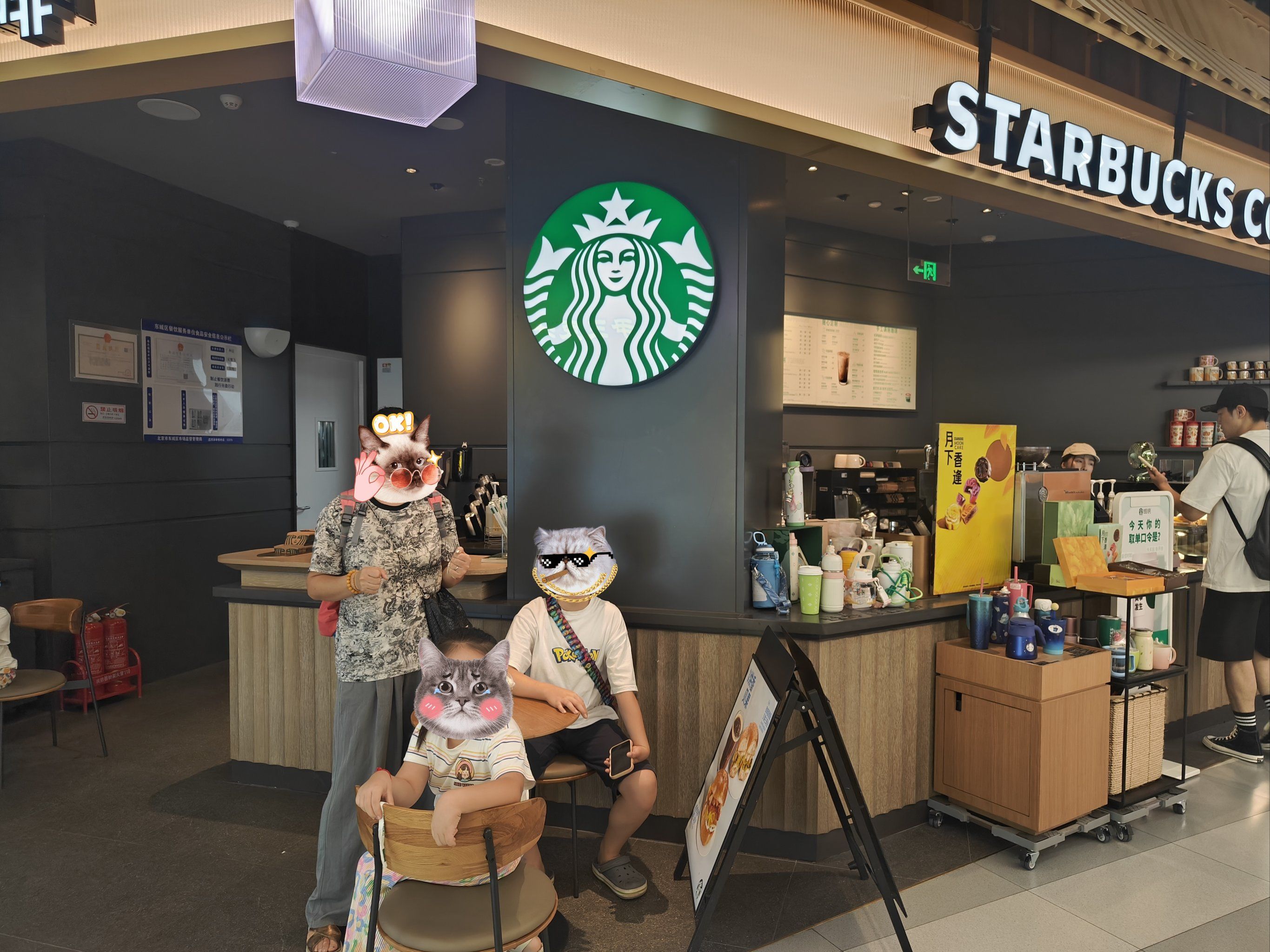 这家星巴克店太小啦