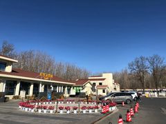 -窦店服务区-停车场