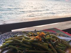 炒空心菜-卷心菜和避孕套餐厅(Pattaya)