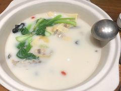 泉水鱼头-泉畔人家·老济南经典鲁菜(大明湖店)