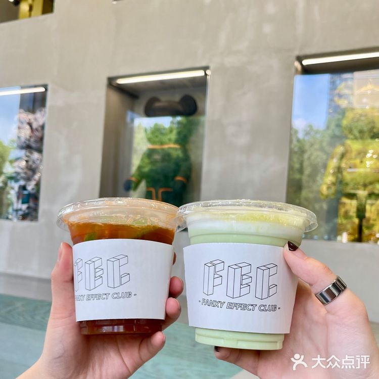 夏日撞色穿搭|超出片的潮流品牌coffee集合店