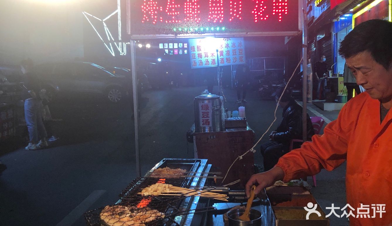 烤鲫鱼都是现杀的！超新鲜，鱼肉甜甜的一点也不腥