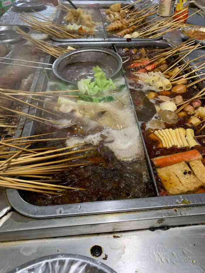 路边摊麻辣烫-"三年多,经历了老板从露天打游击到现在有店.