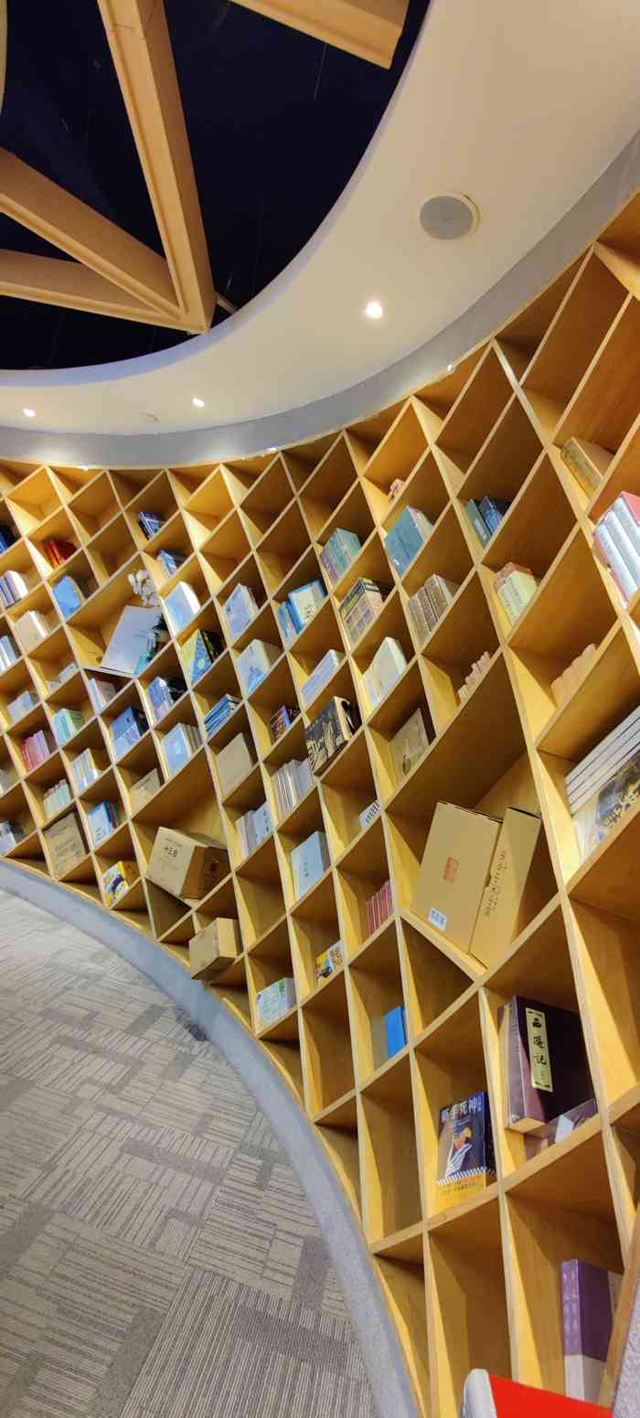 新华书店四阅书店(东湖店)-"刚开张的时候还是很多人去,可是现在逐渐