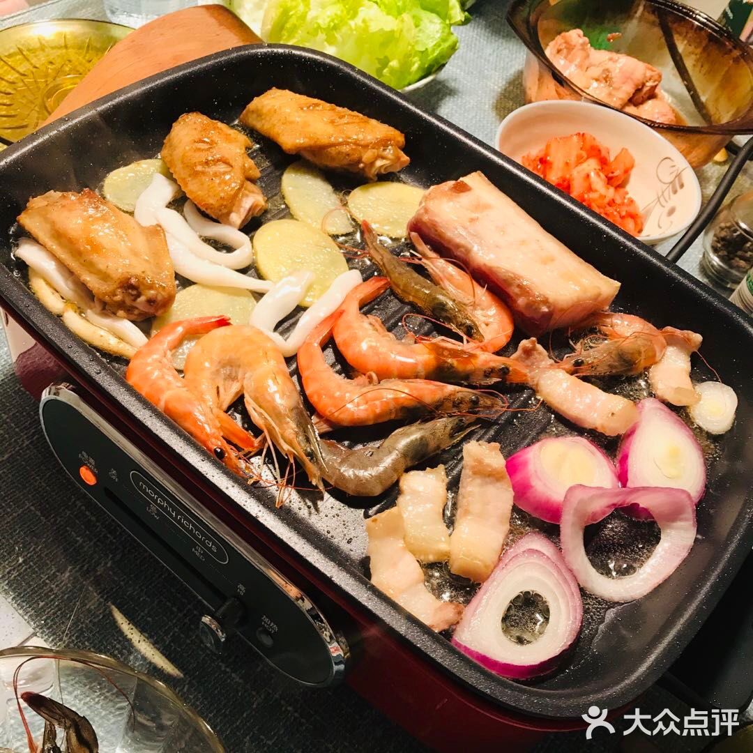 海鲜、五花肉、蔬菜经过烧烤后